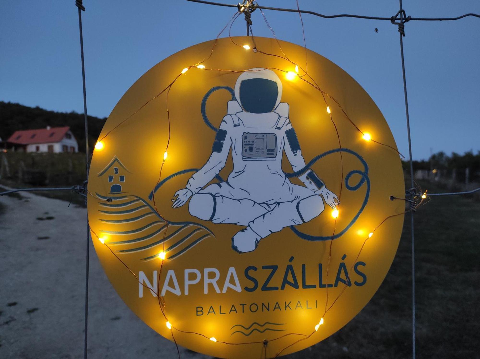 Napraszallas Vendeghaz بالاتوناكالي المظهر الخارجي الصورة